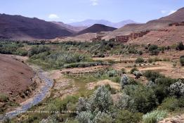 Image du Maroc Professionnelle de  A quelques kilomètres de la ville de Ouarzazate, se trouve la Kasbah de Tifoultoute (ancienne demeure du Pacha Glaouï). Lieu majestueux surplombant la vallée de l'Oued, le village avait servit de décor à des films comme Lawrence d'Arabie, Jésus de Nazareth etc…, le Samedi 23 Août 1997. (Photo / Abdeljalil Bounhar)
 